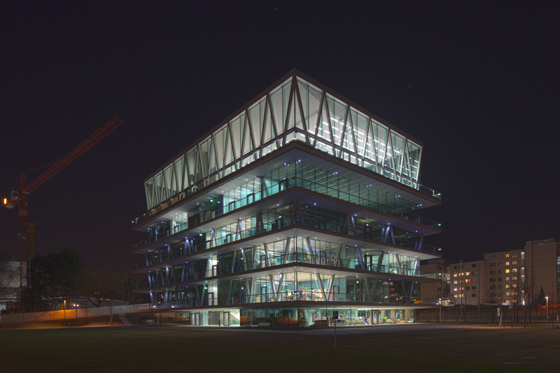 Schulhaus Leutschenbach abends (Kerez, Arnstein + Walthert 2009)